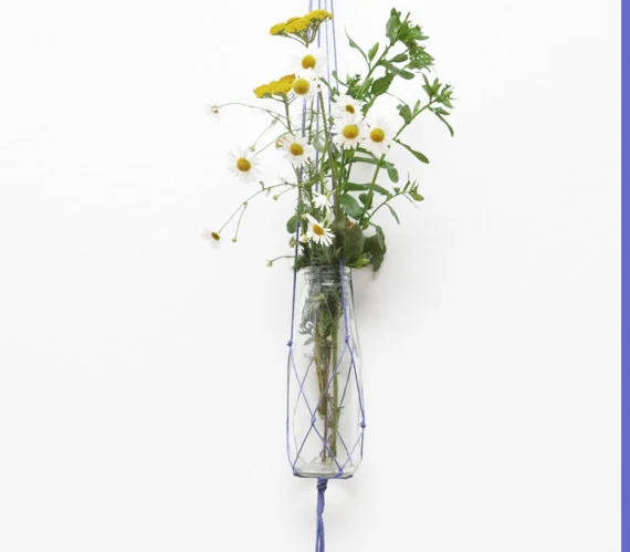 Garrafas podem substituir os vasos no uso dos hangers, expondo flores e folhagens delicadas Garrafas podem substituir os vasos no uso dos hangers, expondo flores e folhagens delicadas