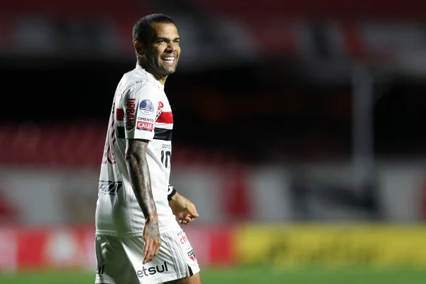 Daniel Alves desabafa sobre situação no São Paulo e é massacrado