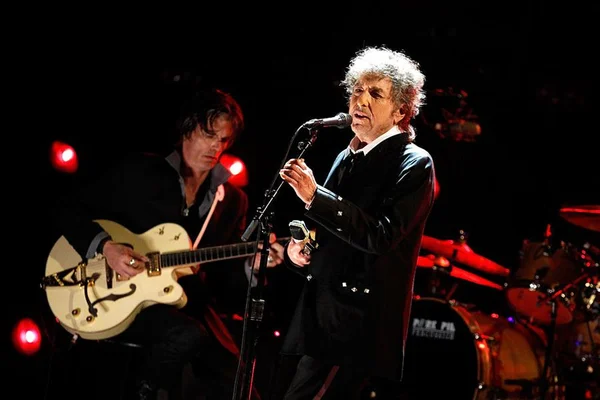 Bob Dylan faz cover de Frank Sinatra em “Melancholy Mood”