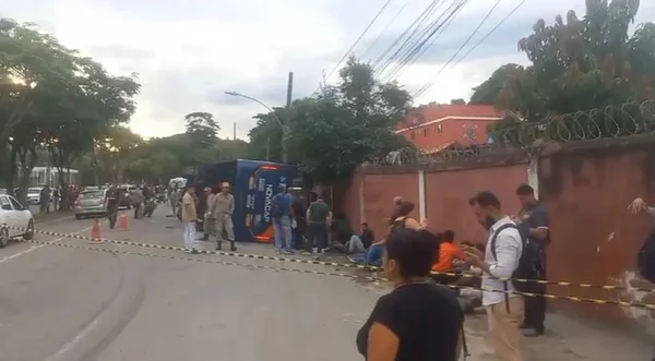 Imagem colorida de ônibus tombado em pista - Metrópoles