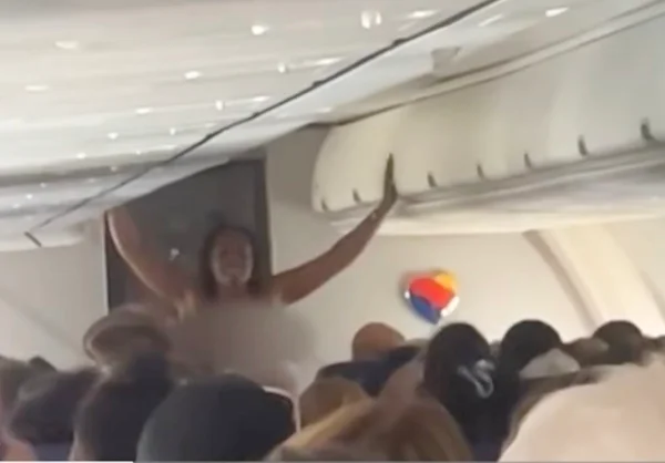 Passageira fica pelada em pleno voo e desfila por corredor de avião nos EUA - Metrópoles