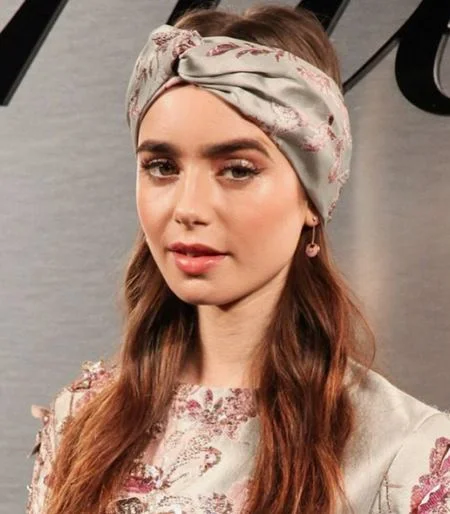 Aqui, com o arremate do acessório, ela aposta numa vibe mais fresh. As sobrancelhas marcadas, o olhar delineado e o bronze iluminado completam a produção Aqui, com o arremate do acessório, ela aposta numa vibe mais fresh. As sobrancelhas marcadas, o olhar delineado e o bronze iluminado completam a produção