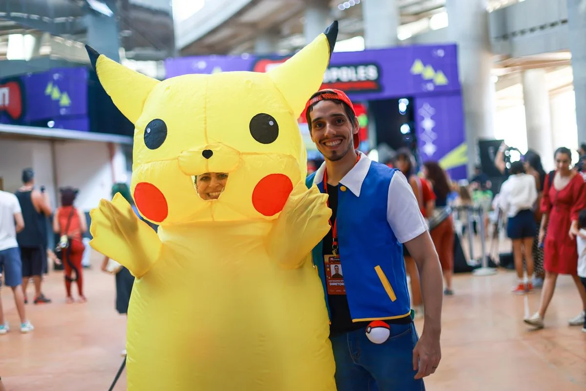 Amanda Faviero como Pikachu e Luiz Eduardo Estevão como Ash Ketchum, personagens de Pokemon Go Amanda Faviero como Pikachu e Luiz Eduardo Estevão como Ash Ketchum, personagens de Pokemon Go