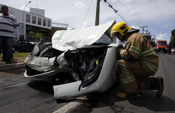 Ferrari conduzida por dono da Disbrave fica destruída após acidente