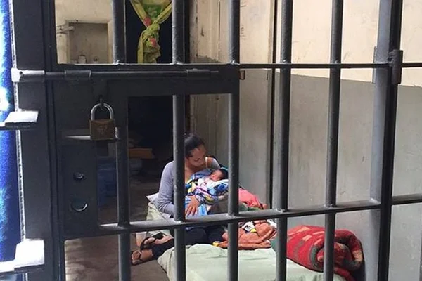 Bebês aprisionados: o drama das crianças encarceradas no Brasil