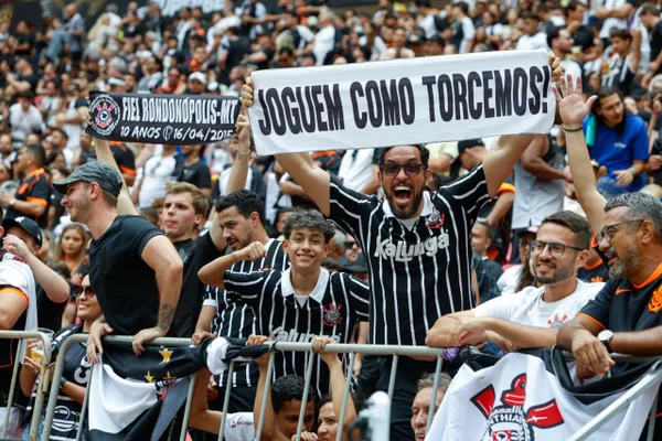 Torcedores do Flamengo e do Corinthians aguadam o início da partida entre Flamengo e Corinthians na Supercopa Rei, na Arena BRB Mané Garrincha.