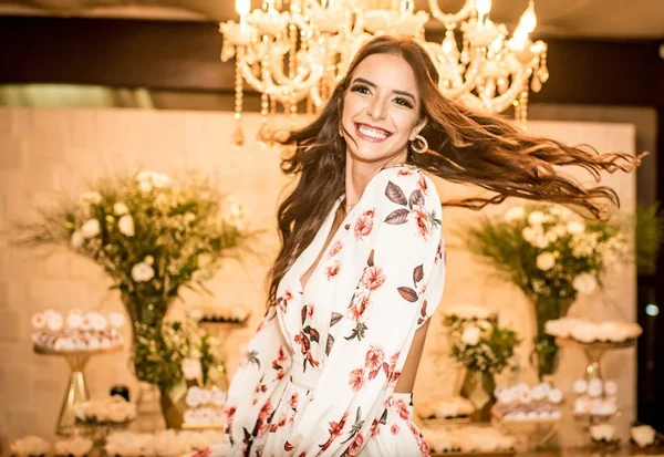 Nana Ferro celebra aniversário de 29 anos em jantar no Doma Rooftop