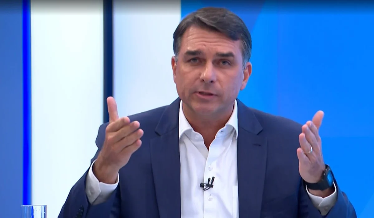 Flávio Bolsonaro com o relógio de seu pai, Jair Bolsonaro, durante sabatina do Jornal Nacional Flávio Bolsonaro com o relógio de seu pai, Jair Bolsonaro, durante sabatina do Jornal Nacional