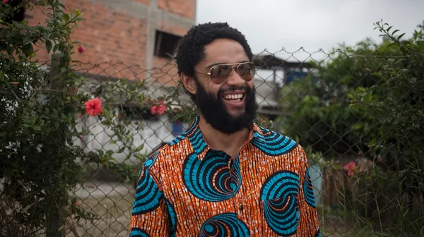 Irmão de Emicida, Fióti celebra a música brasileira em “Gente Bonita”