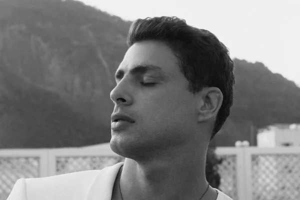 Cauã Reymond reflexivo