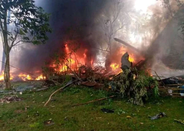 Avião militar com 92 a bordo cai nas Filipinas e deixa 45 mortos