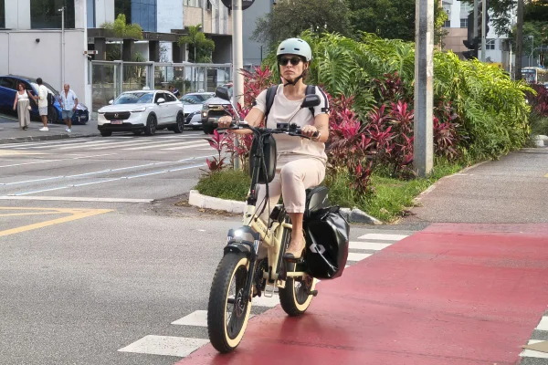 Imagem mostra ciclovia da Avenida Brigadeiro Faria Lima, em São Paulo - Metrópoles