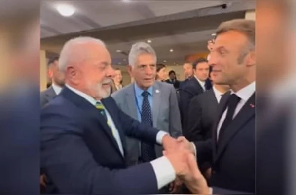 imagem colorida lula e macron se encontram assembleia onu