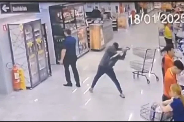 Captura de tela mostra homem atacando funcionário de mercado com pá - Metrópoles