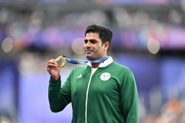 Foto colorida de medalhista do Paquistão - Metrópoles