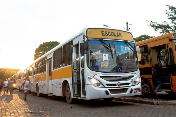 Gasto com transporte escolar supera verba para construir colégios