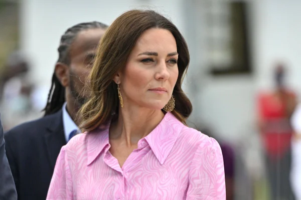 Foto colorida de mulher com roupa na cor rosa-claro - Metrópoles