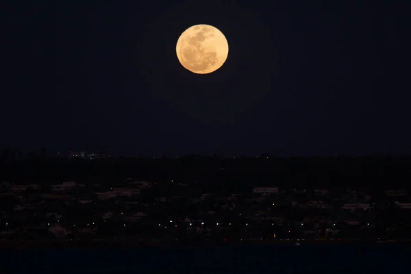 *Imagem com múltipla exposição, duas imagens sobrepostas * Brasília (DF), 19/08/2024 Lua crescente no céu da Capital Federal nesta segunda-feira (19). O satélite natural da terra está 99,96% visível a uma distância de 367.818,37 km. Fase cheia da lua e coincide com o perigeu, período em que ela se aproxima da Terra.