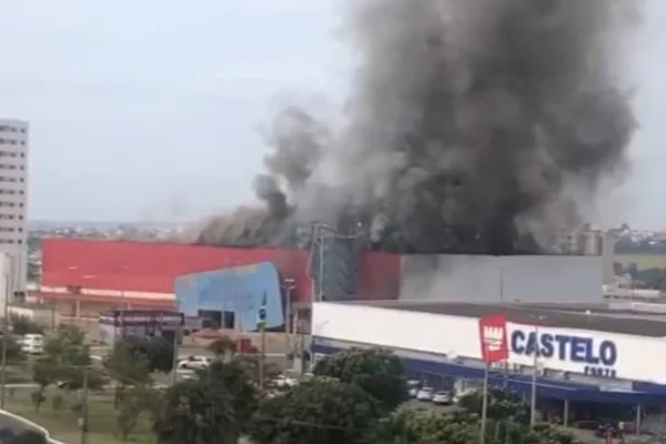 Vídeo: fogo atinge área externa de galpão e provoca muita fumaça
