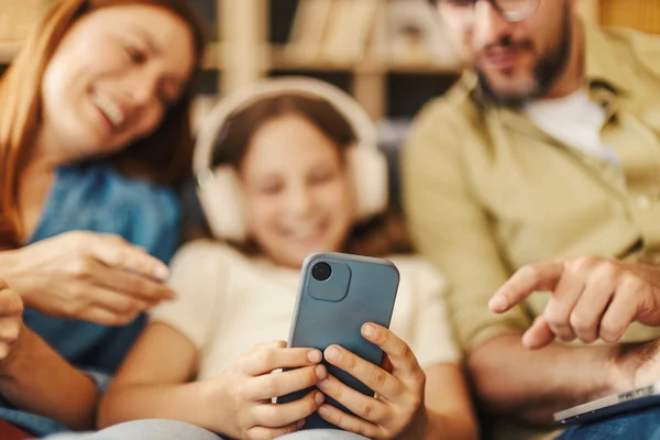 Redes sociais podem intensificar o burnout parental, alerta psicóloga