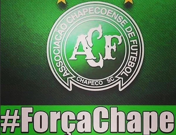 Esposa se emociona ao receber Bíblia de jogador do voo da Chapecoense