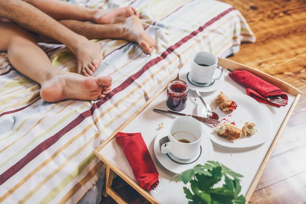 Em foto colorida, casal de anônimos heterossexuais faz amor na cama após tomar café - Metrópoles