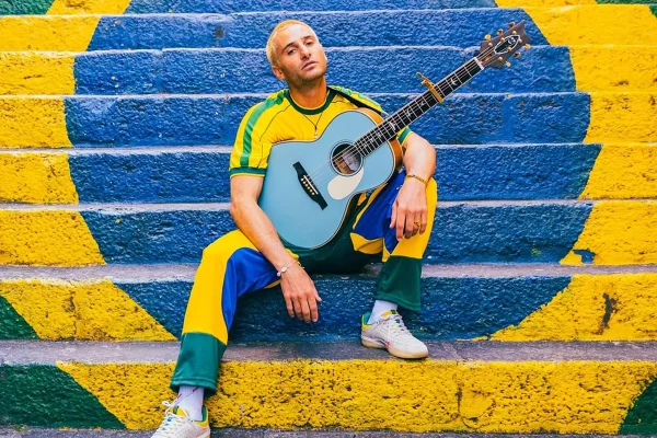 Imagem colorida do atleta brasileiro Pat Burgener, que compete nos Jogos Olímpicos de Inverno de 2026, usando roupas com as cores da bandeira brasileira - Metrópoles