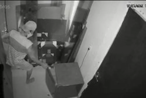 Imagem em preto e branco mostra registro das câmeras de segurança de criminosos em ação - Metrópoles