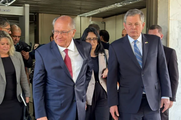 Foto colorida de Geraldo Alckmin e Steve Daines - Metrópoles