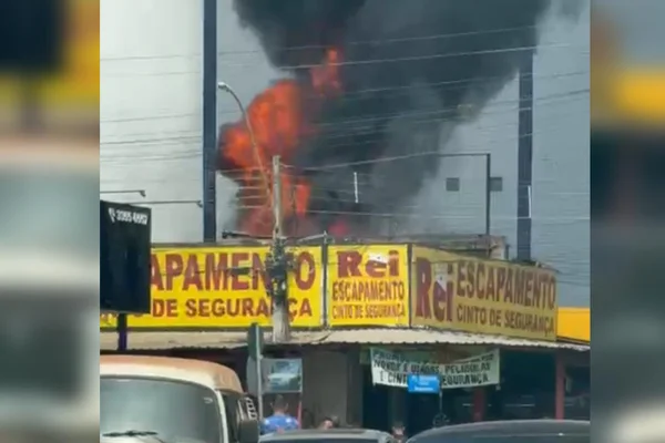 Fumaça preta e chama saem de loja - Metrópoles