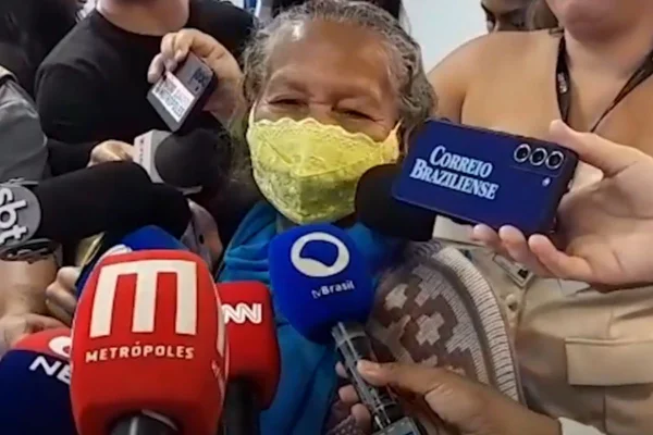 Foto colorida da aposentada Irene Barbosa - Metrópoles