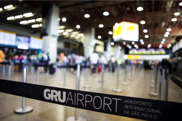 Yahya e Tala fugiram da Faixa de Gaza. O casal palestino está retido no Aeroporto de Guarulhos, em São Paulo, aguardando decisão da Justiça - Metrópoles