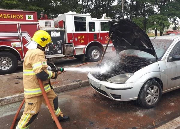 Carro fica destruído após pegar fogo. Ninguém se feriu