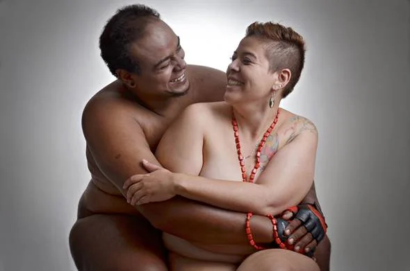 Ensaio com brasilienses nus e abraçados estimula debate sobre HIV