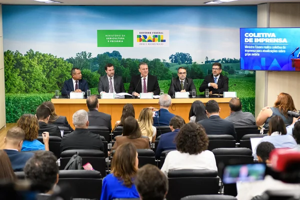 O ministro da Agricultura, Carlos Fávaro, atualiza a situação da gripe aviária no Brasil. Na coletiva, ele detalha as medidas de controle, monitoramento e prevenção adotadas pelo governo para evitar a propagação do vírus