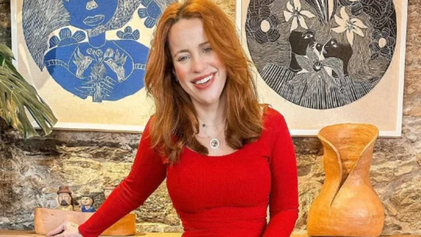 Fotografia de uma mulher com uma roupa vermelha