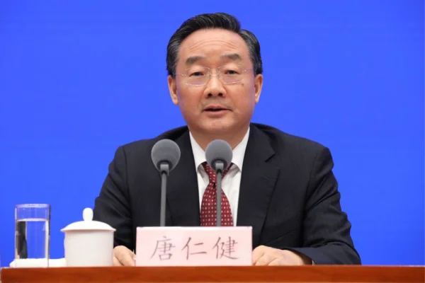 Foto colorida do ex-ministro da Agricultura chinês Tang Renjian