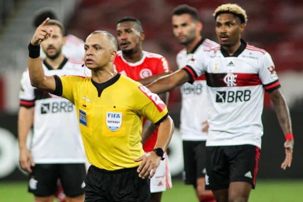 Flamengo critica árbitro e pede à CBF para tirá-lo do jogo com o São Paulo