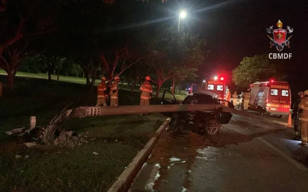 Jovens são levados ao hospital após baterem BMW em poste no DF. Vídeo