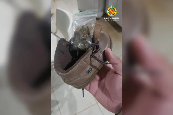 Imagem colorida de drogas colocadas dentro de uma bota de criança- Metrópoles