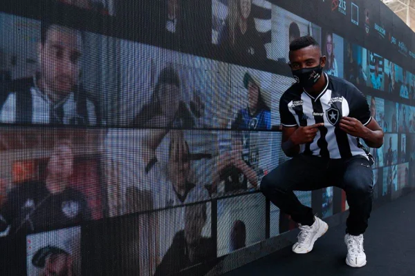 Kalou ao lado da torcida virtual do Botafogo