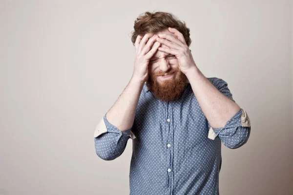 foto colorida homem com expressão confusa