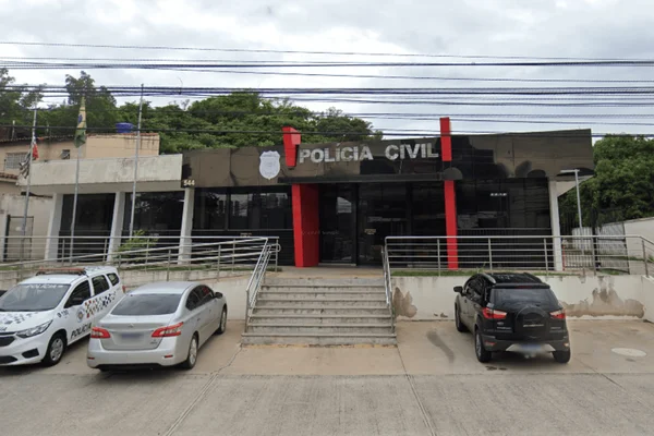 Imagem colorida da fachada da Delegacia de Polícia de Votorantim, onde os adolescentes foram ouvidos e liberados - Metrópoles