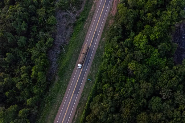 Imagem colorida de caminhão na rodovia