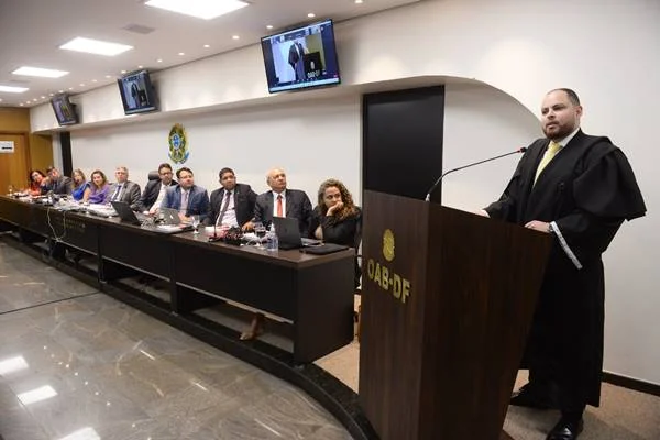 Imagem colorida de reunião de conselheiros