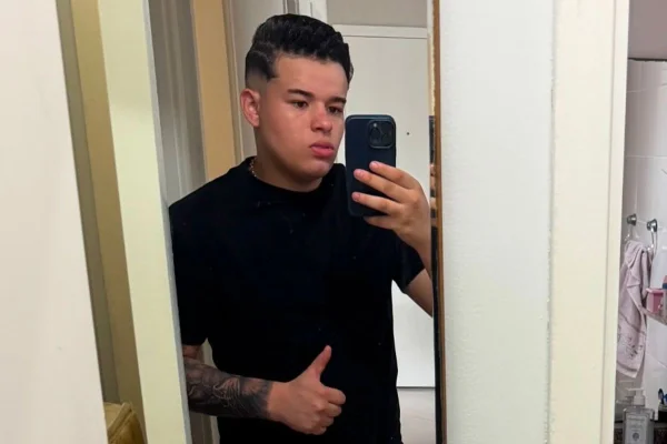 Kleber Henrique, de 18 anos, pilotava a moto de luxo que bateu contra uma mureta na Rodovia Fernão Dias. Jovem de 16 anos também morreu - Metrópoles