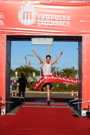 Chegada em primeiro lugar do aquathlon masculino, João Pedro Alves