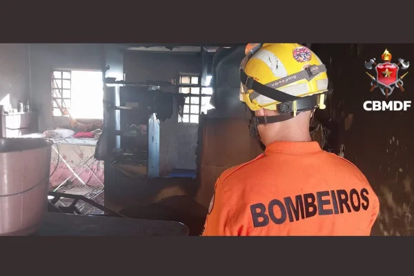 Vídeo: vizinho arromba porta e salva mulher de incêndio no DF