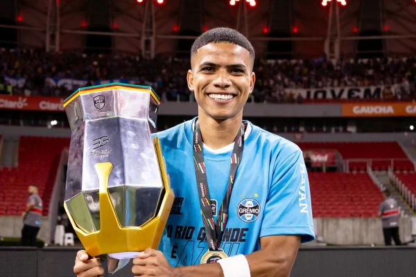 Imagem colorida,Atacante do Grêmio enviou R$ 22 mil a golpista que se passou de Luís Castro- Metrópoles