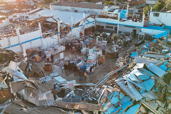 Tornado com ventos de até 250 km:h devastou o município de Rio Bonito do Iguaçu, no Paraná. Ao menos seis pessoas morreram. Estragos destruição Metrópoles